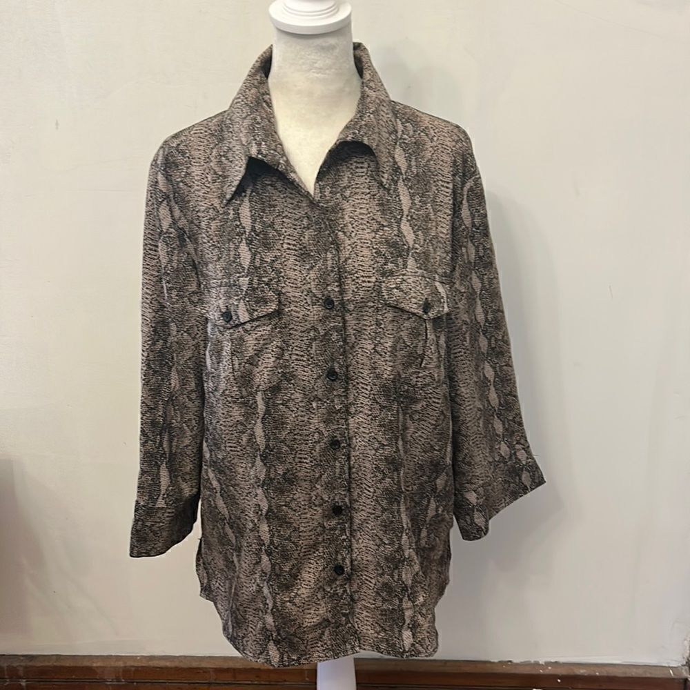 Apparenza snakeskin button front long sleeve blouse Size L EUC